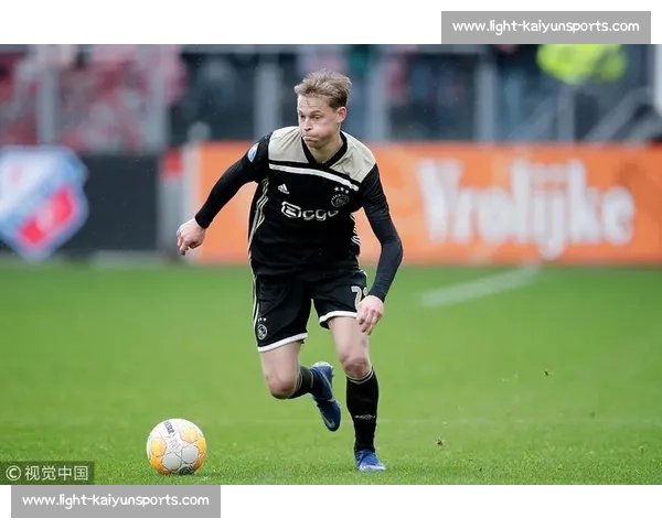 巴萨新星库巴西恋情曝光!携红发女友甜蜜度假机场秀恩爱 巴萨新星库巴西恋情曝光!携红发女友甜蜜度假机场秀恩爱